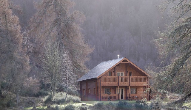 ALLT LODGE, pet friendly, with open fire in Drumnadrochit, Loch Ness