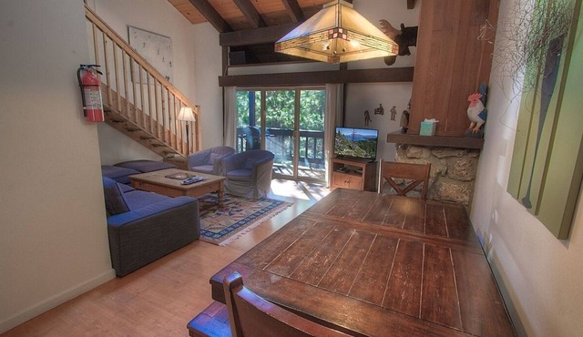Alpine Getaway 3 Bedroom Home by RedAwning