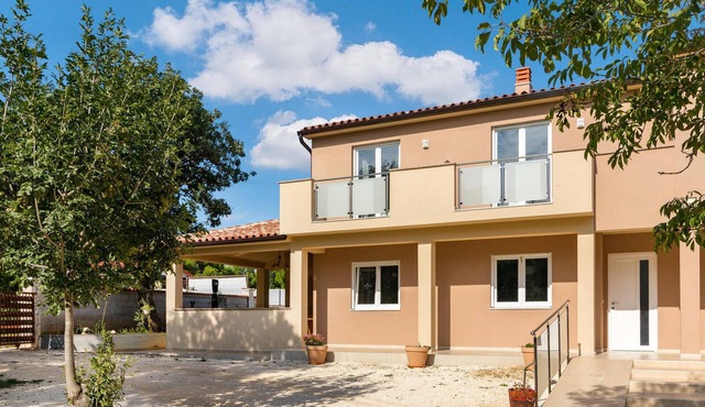 Amazing home in Pula with WiFi