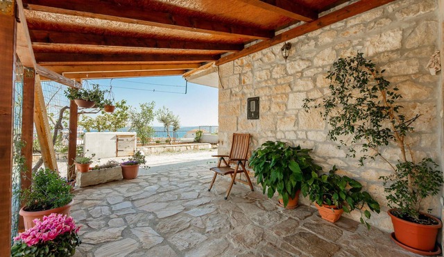 Amazing home in Seget Donji with WiFi