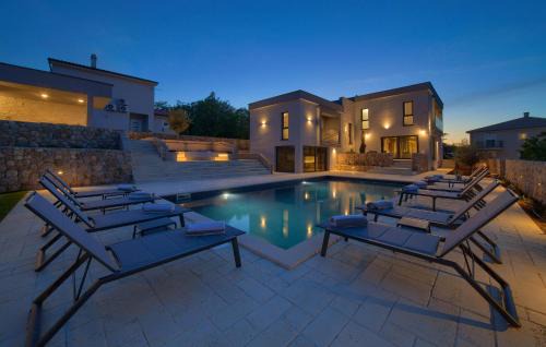 Amazing Home In Vrh With Sauna