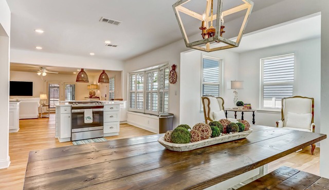 "Amelia On My Mind" Beach house with backyard and screened porch - sleeps 8