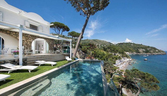 AMORE RENTALS - Villa Ibiscus with Infinity Pool, Direct Sea Access, Sea View, Parking and Breakfast