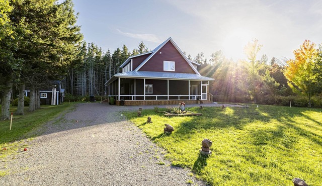 Anne’s Coastal Haven – Modern Waterfront Cottage with Ocean Views & Beach Access