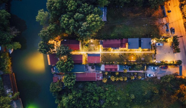 antik river house