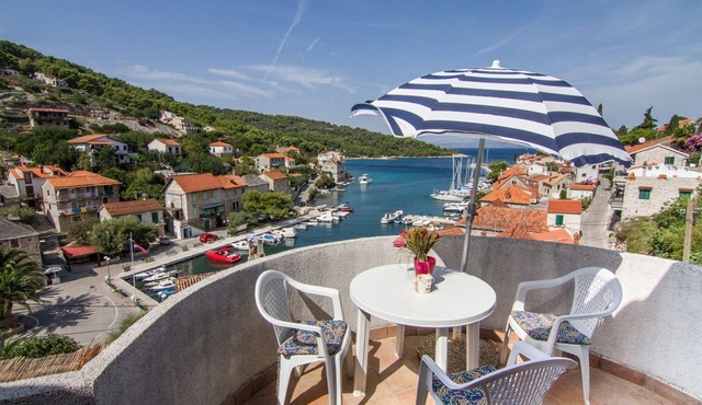 Apartment Marko (10178-A1) - Stomorska - island Solta