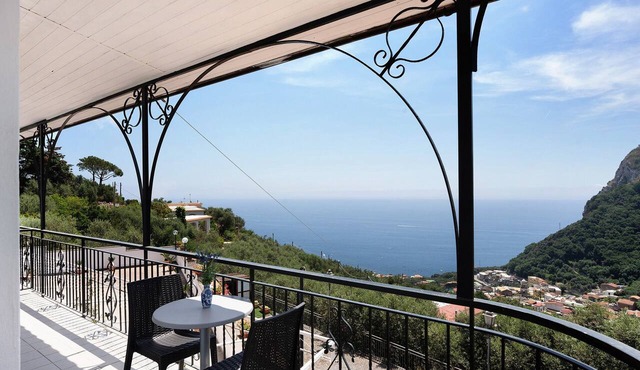 Apartment 'Appartamento Capri' with Sea View, Wi-Fi and Air Conditioning