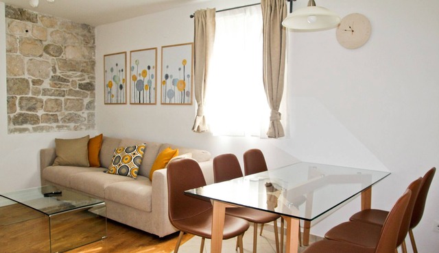 Apartment in a traditional stone house, in the historic center of Omis