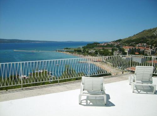 Apartment in Omiš with sea view, balcony, air conditioning, Wi-Fi (161-4)