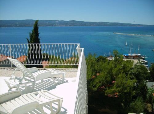 Apartment in Omiš with sea view, balcony, Wi-Fi (161-3)