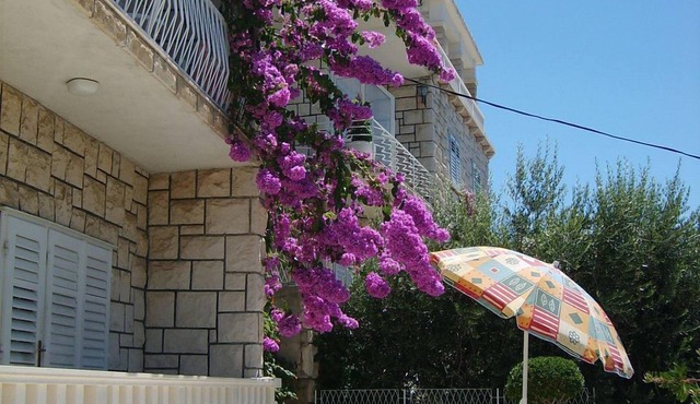 Apartment Ivan - with parking : A1(3) - Omis, Riviera Omis, Croatia