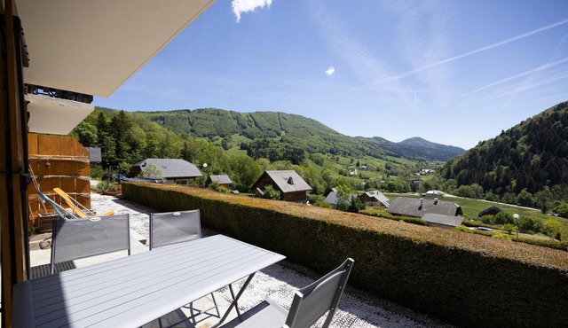 Apartment "Le Berger" with Mountain View, Private Terrace, and Wi-Fi