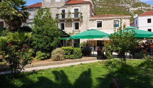Apartment Main Street - One Bedroom Apartment with City View