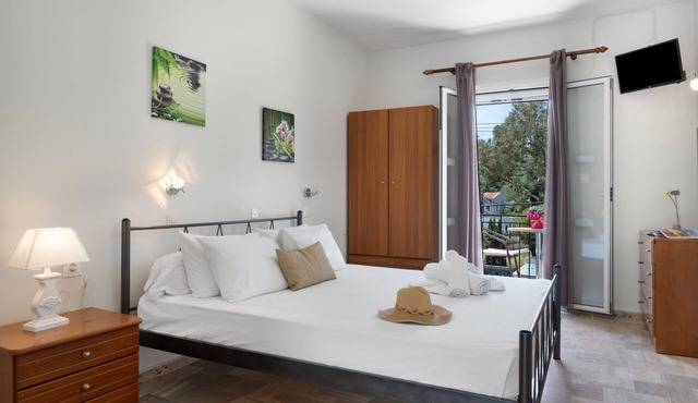 Apartment 'No 12' with Shared Pool, Wi-Fi and Air Conditioning