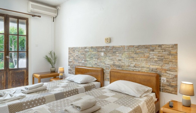 Apartment 'Quadruple Room No 4' with Mountain View, Wi-Fi and Air Conditioning