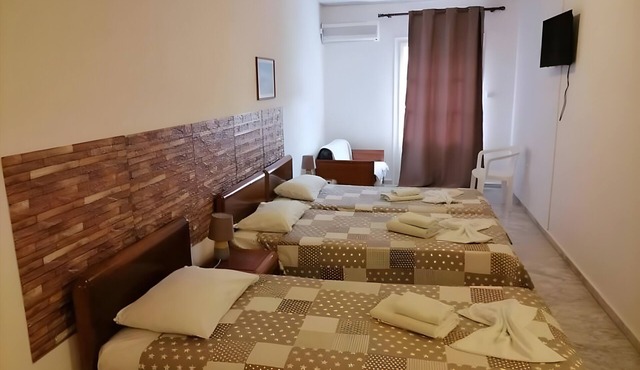 Apartment 'Triple Room No 3' with Mountain View, Wi-Fi and Air Conditioning