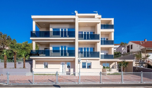 Apartment with swimming pool near sea