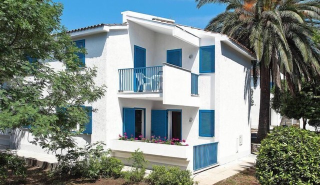 Apartment with swimming pool