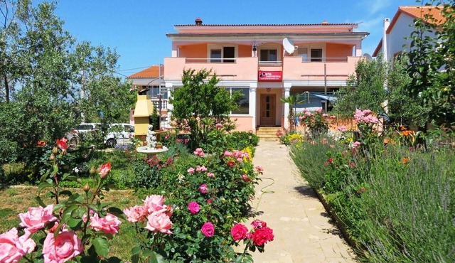 Apartments Šime, (15557), Vrsi, hr