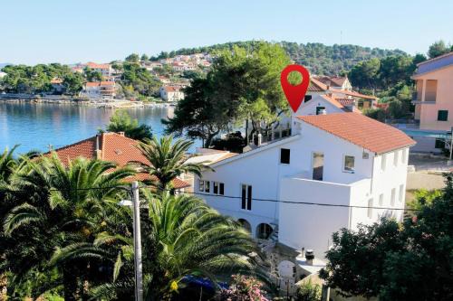 Apartments by the sea Stomorska, Solta - 27653