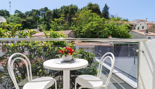 Apartments & Rooms Barišić - Double Room with Balcony and Garden View(Second Floor)-Soba 1
