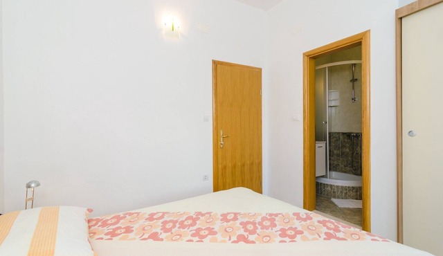 Apartments & Rooms Barišić - Double Room with Balcony and City View(First Floor)(Soba 11)