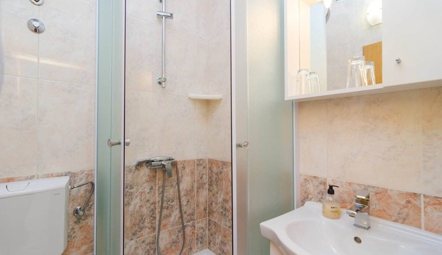 Apartments & Rooms Barišić - Standard Double Room with Balcony and Garden View (Soba 5)