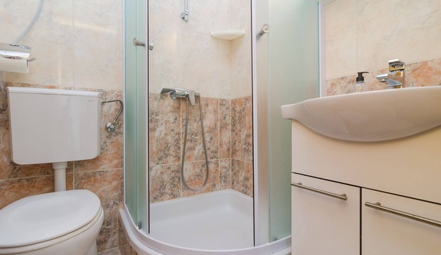 Apartments & Rooms Barišić - Double Room with Balcony and Garden View (First floor-Soba 8)