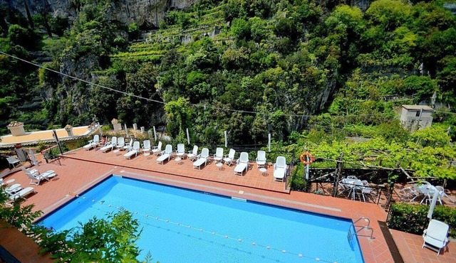 Appartamento Ulisse G: A characteristic cottage surrounded by the greenery.