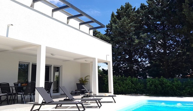 Aria -new holiday home with pool close to numerous beaches and activities