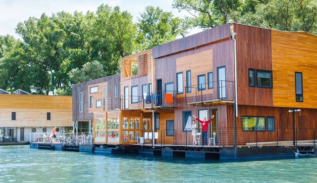 ArkaBarka Floating Hostel and Apartments