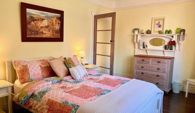 Art Deco Inspired 2 bedroom House - Single Level, Free Wifi and driveway Parking