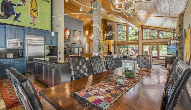 Artist's Haven at Dollar Point - Stylish Artistic Home, Private Hot Tub, Near Skylandia Beach