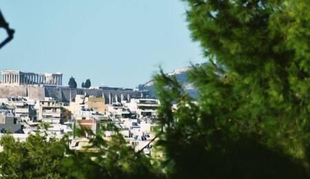 ARTISTIC VILLA LUXURY 8 to 12 people, Acropolis view, 6' walking to the beach