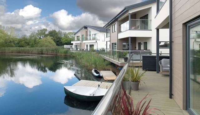 At Waters Edge | Lakehouse, Hot Tub + Rowing Boat
