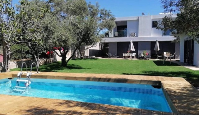 ATH Riviera 8BR Dreamhouse. Pool. Seaview
