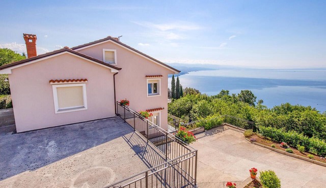 Awesome apartment in Bregi with house sea view