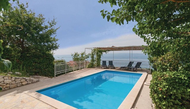 Awesome apartment in Duce with WiFi