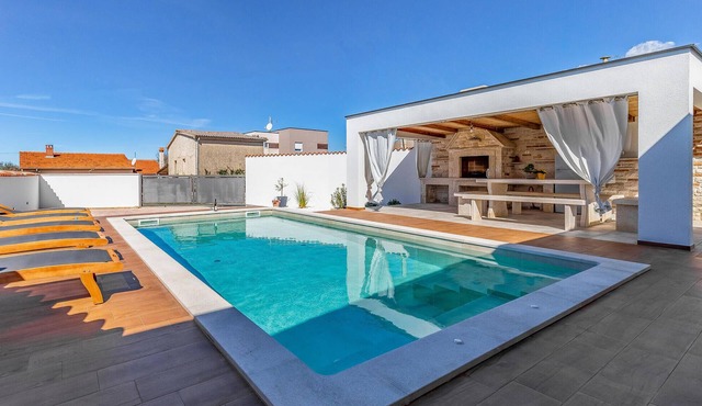 Awesome home in Galizana