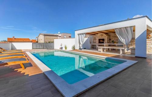 Awesome Home In Galizana