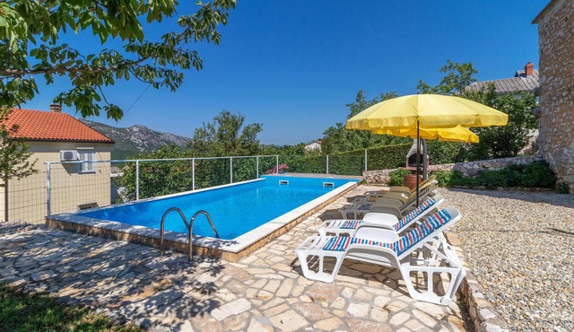 Awesome home in Grizane