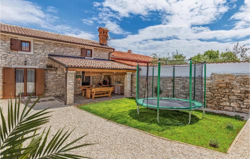 Awesome Home In Peruski With Wifi