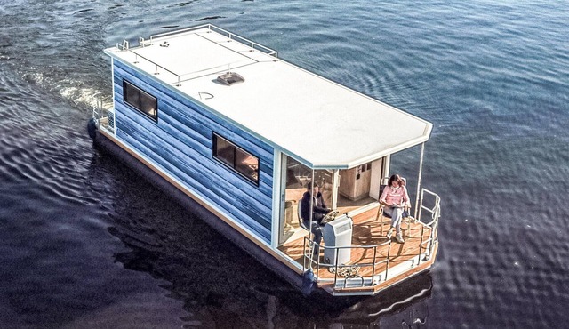 Awesome ship in Hennigsdorf with lake view