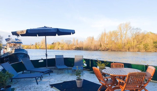 Barge 120 m2 on the banks of the Seine, quiet and green