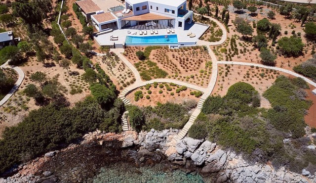 Beachfront 6 bedroom villa with a heated pool