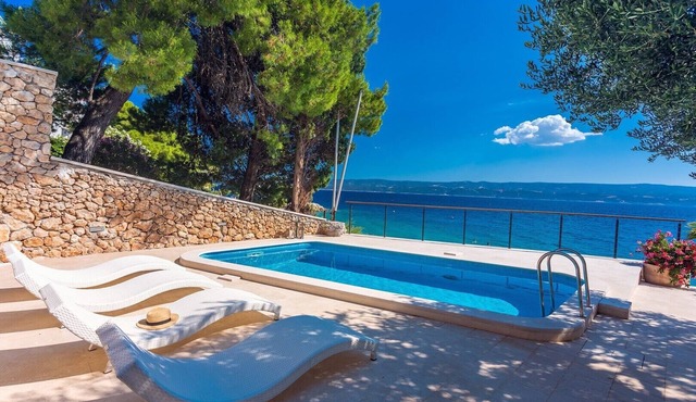 Beachfront Casa Ahoi with 2 bedrooms, heated pool, Villa with amazing sea views