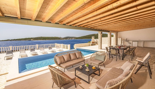 Beachfront Villa, 28 sqm Heated Infinity Pool, Open Sea Sunset Views