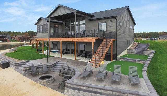 Beautiful 6-bedroom Family Home in New Lisbon, WI - Electric EV Charger Provided