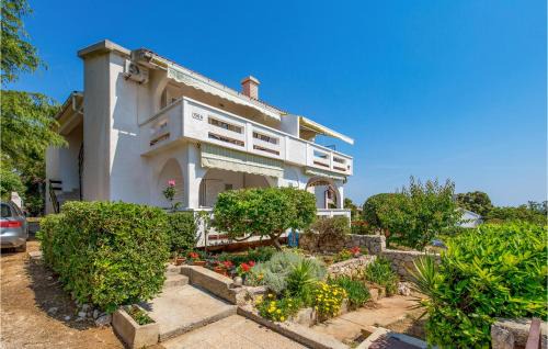 Beautiful Apartment In Potocnica With Wifi