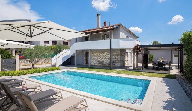 Beautiful holiday home with heated swimming pool, summer kitchen, WiFi, grill
